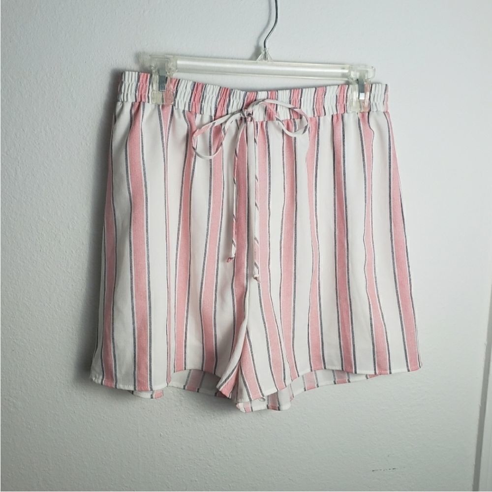 NWT pink & white flounce shorts with elast…